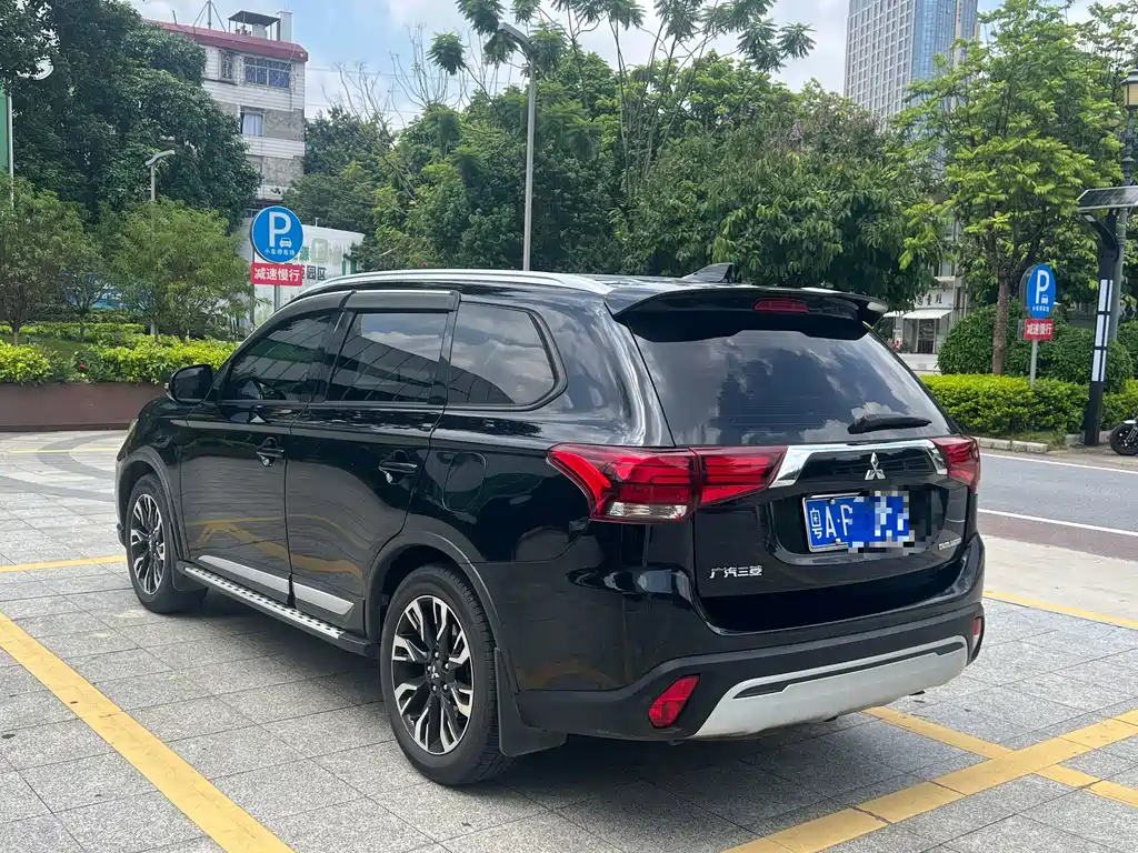 Mitsubishi Outlander 2019 — фото 5