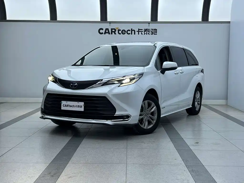 Toyota Sienna 2023 — фото 1
