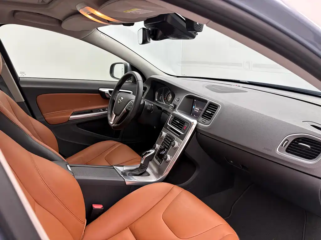 Volvo S60 2019 — фото 14