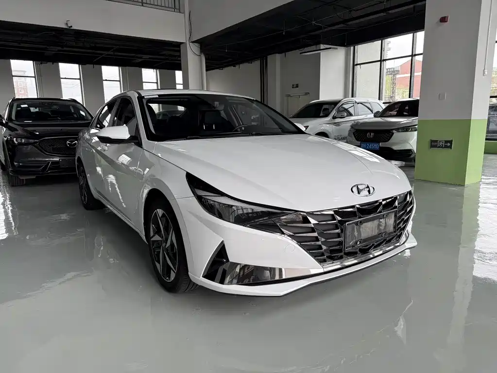 Hyundai Elantra 2022 — фото 1