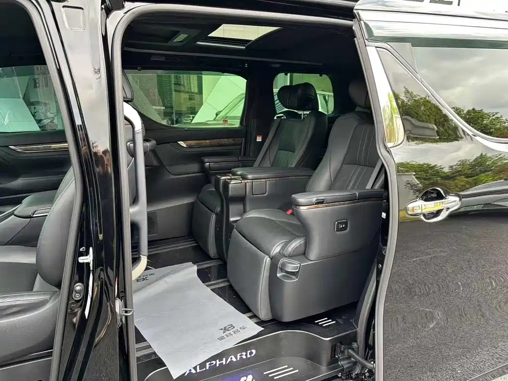 Toyota Alphard 2023 — фото 12