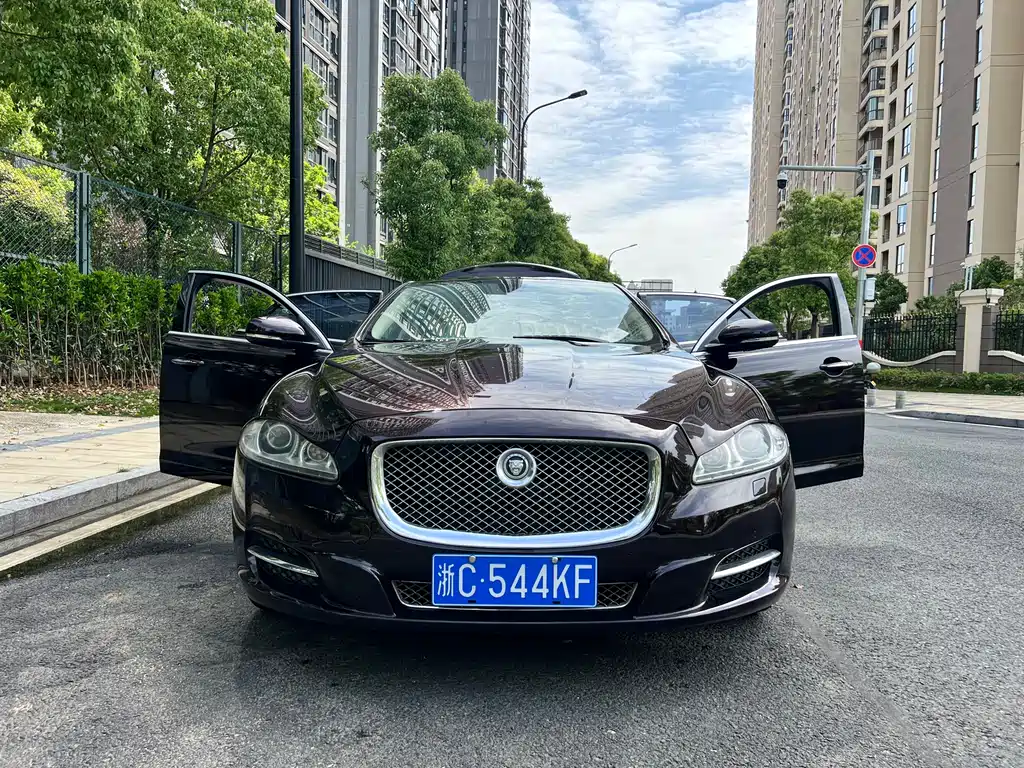 Jaguar XJ 2011 — фото 28
