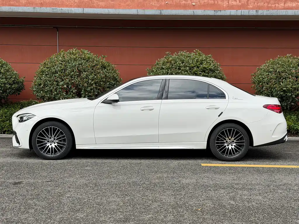 Mercedes-Benz C-Class 2025 — фото 12