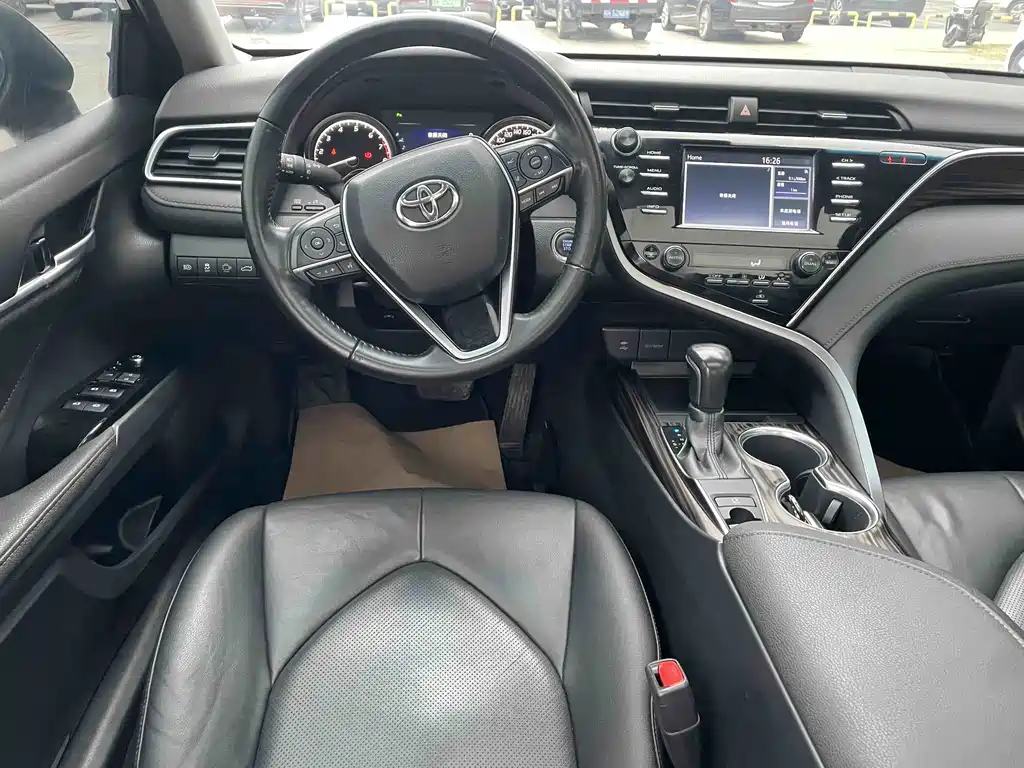 Toyota Camry 2019 — фото 10