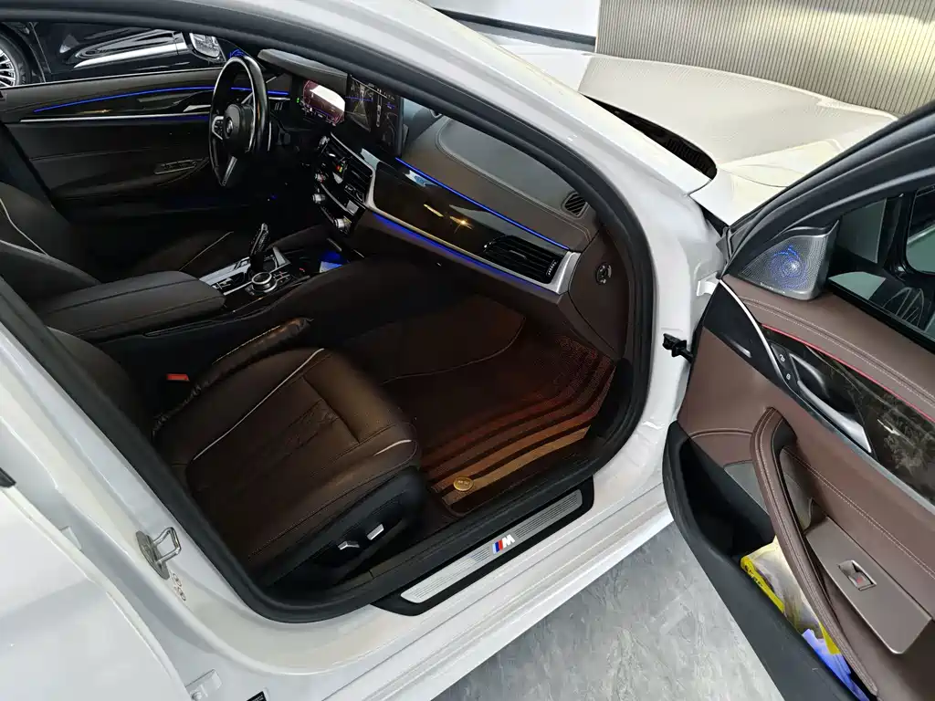 BMW 5 Series 2022 — фото 16