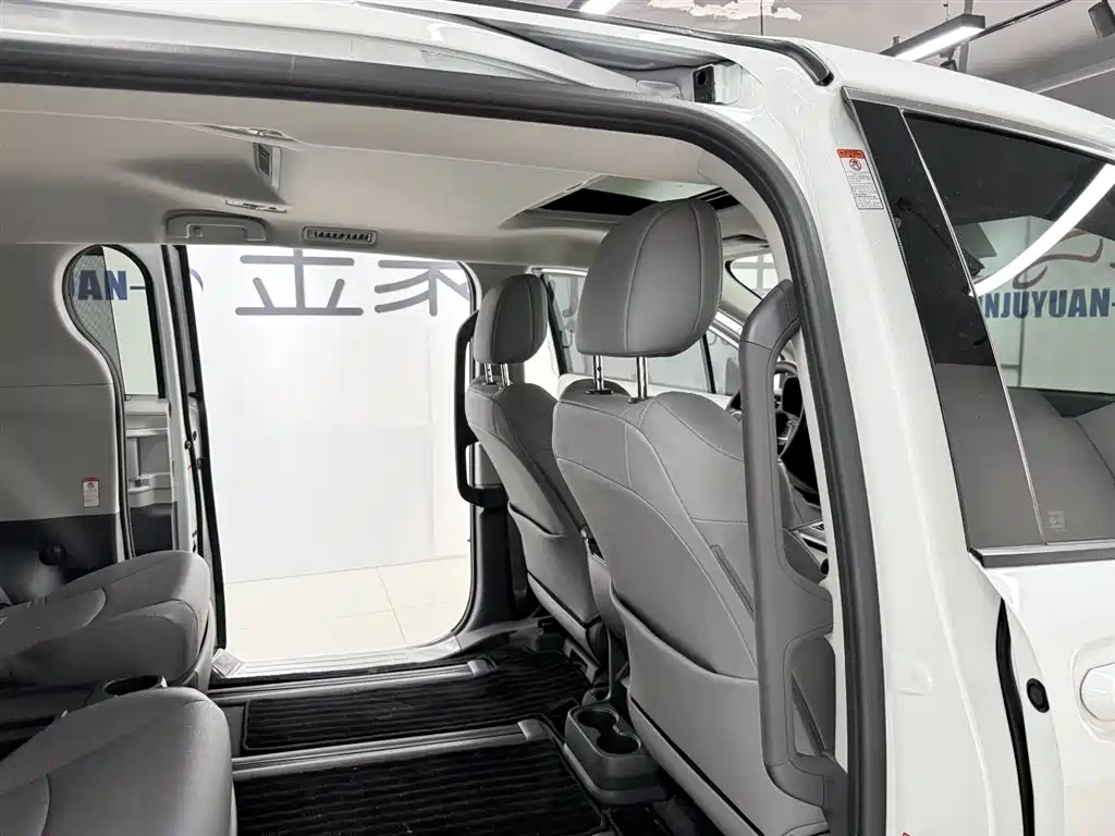 Toyota Granvia 2024 — фото 15
