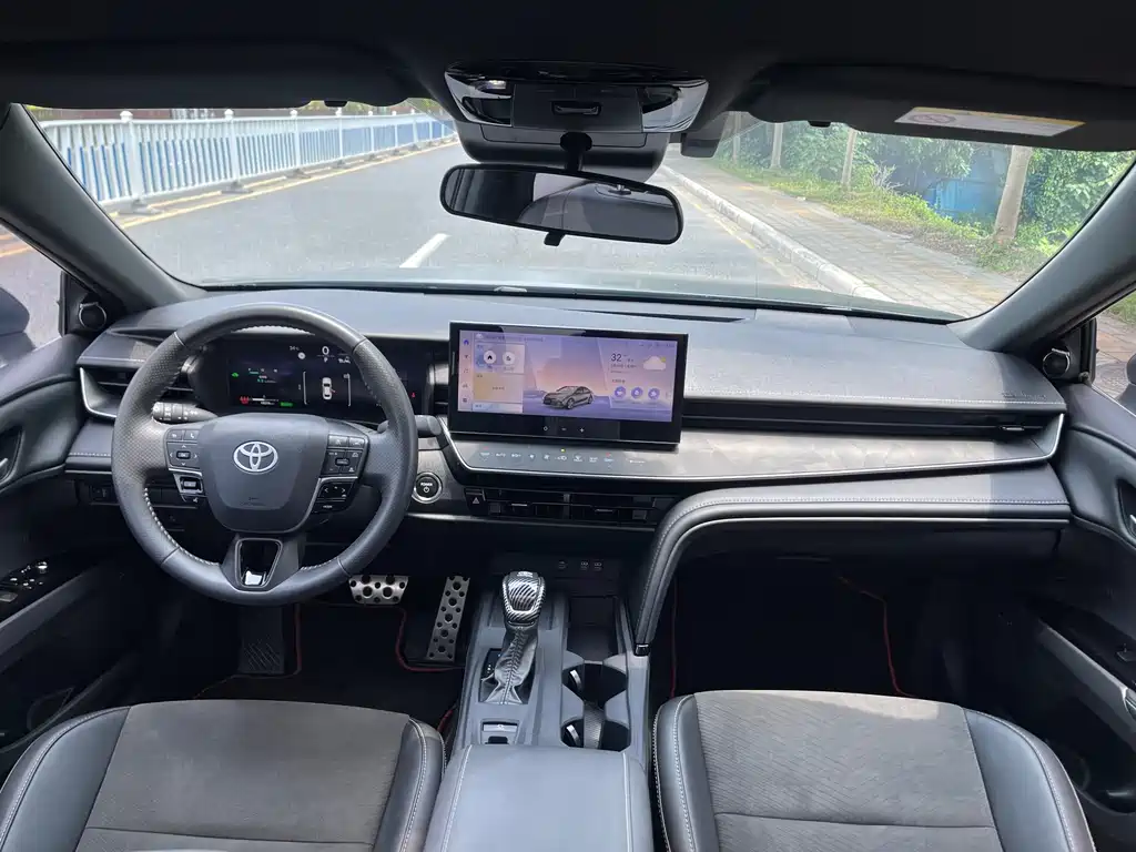 Toyota Camry 2025 — фото 17