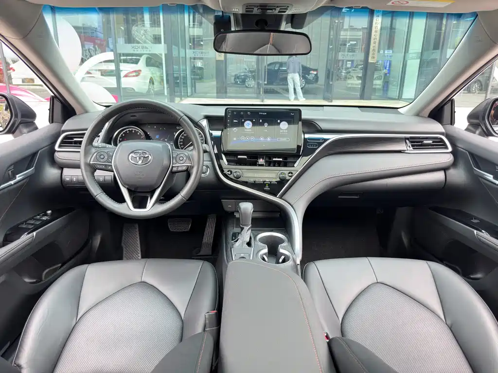 Toyota Camry 2023 — фото 13