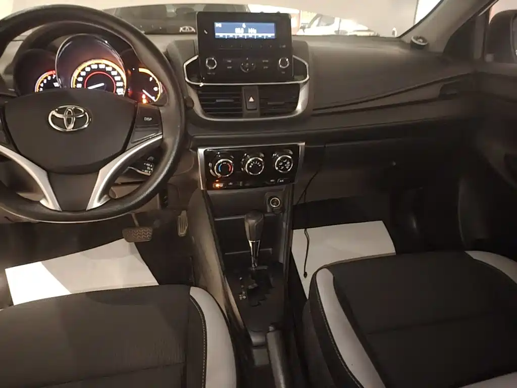 Toyota Yaris L 2023 — фото 13