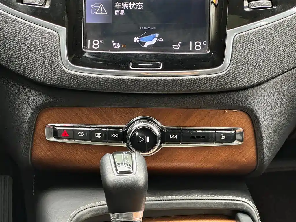 Volvo XC90 2018 — фото 27