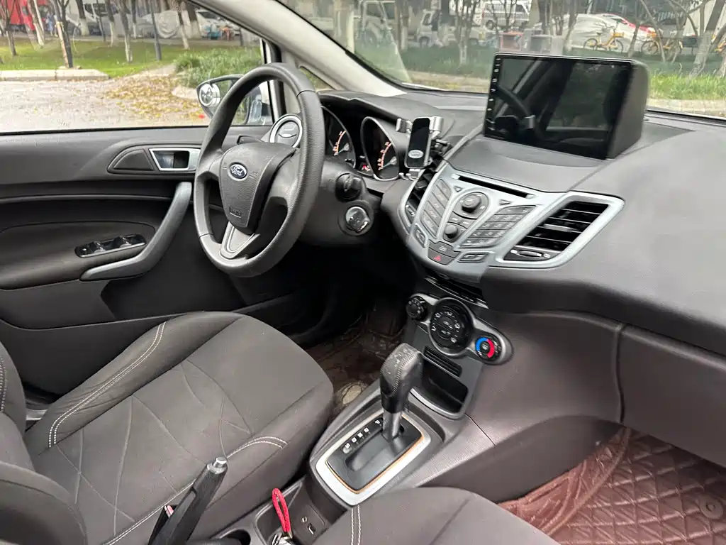 Ford Fiesta 2013 — фото 18
