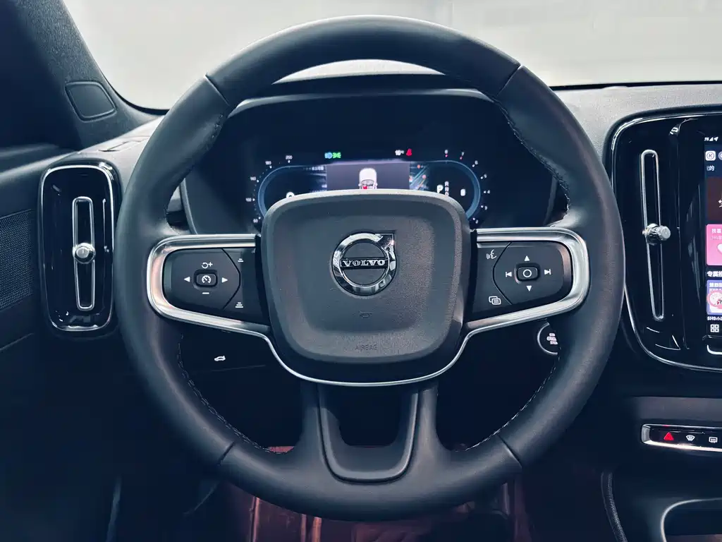 Volvo XC40 2023 — фото 12