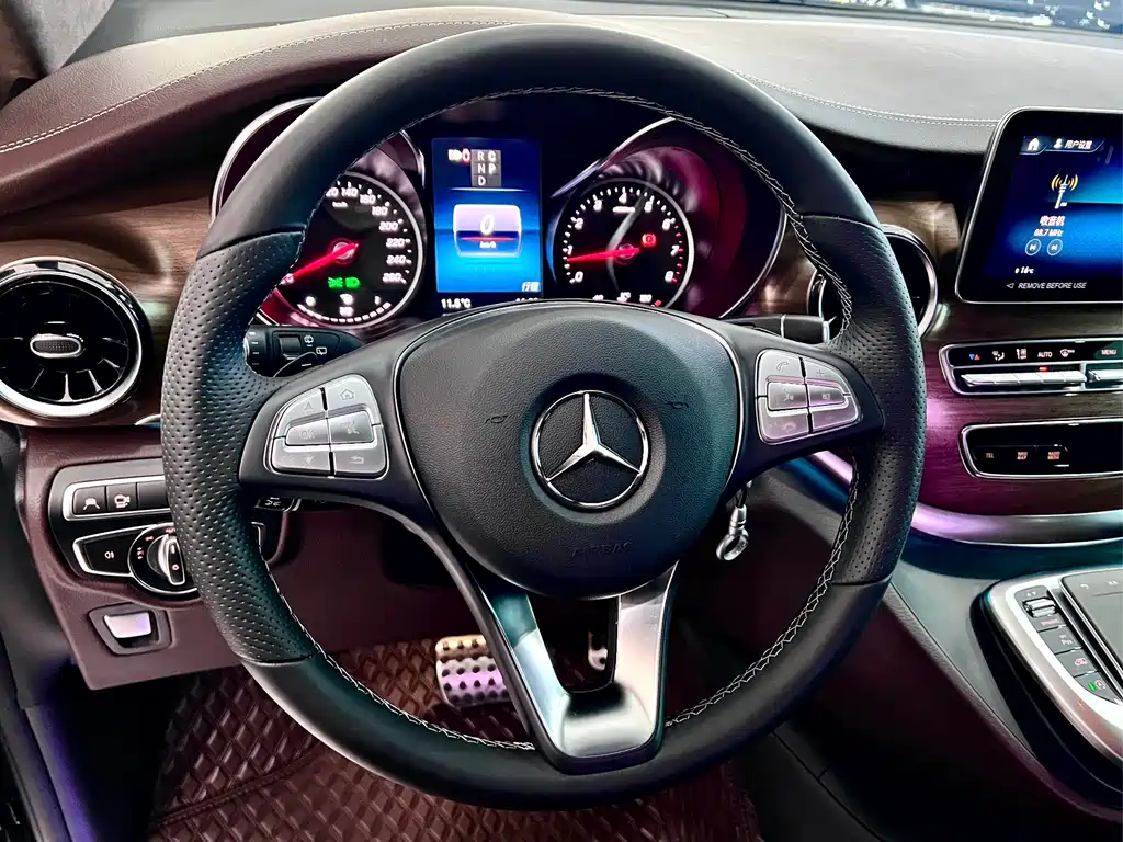 Mercedes-Benz V-Class 2024 — фото 17