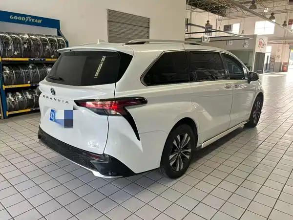 Toyota Granvia 2024