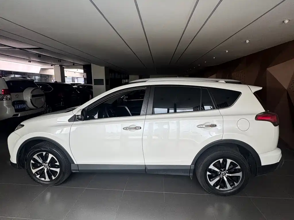 Toyota RAV4 2017 — фото 14