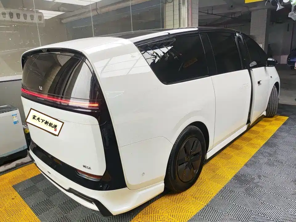 Li Auto Li MEGA 2025