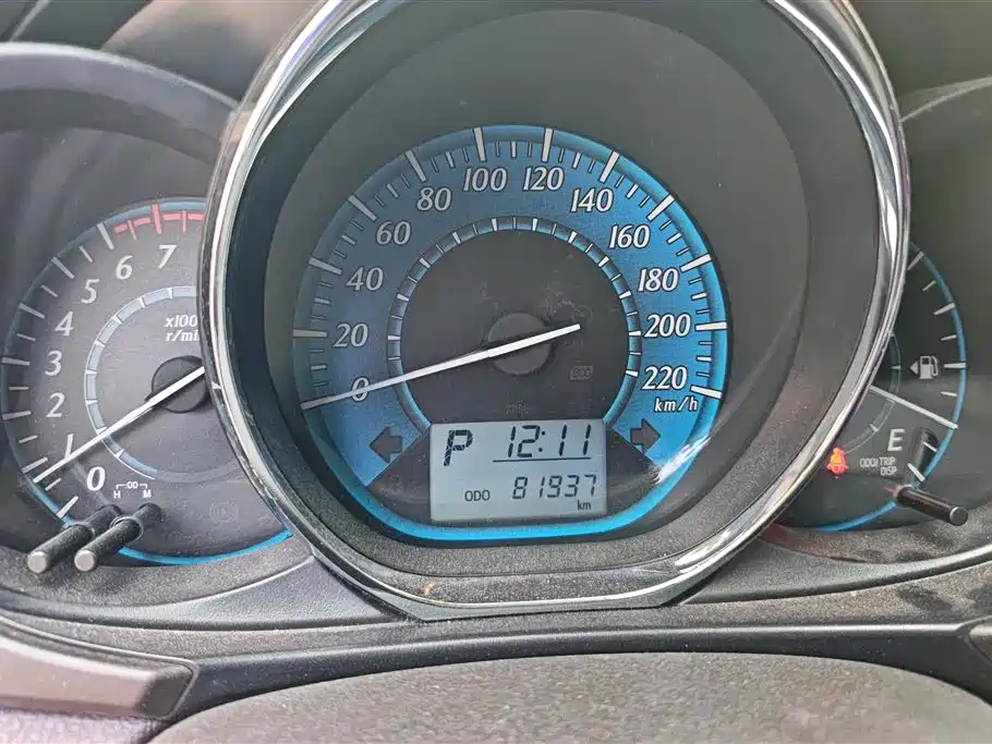 Toyota Yaris L 2015 — фото 14