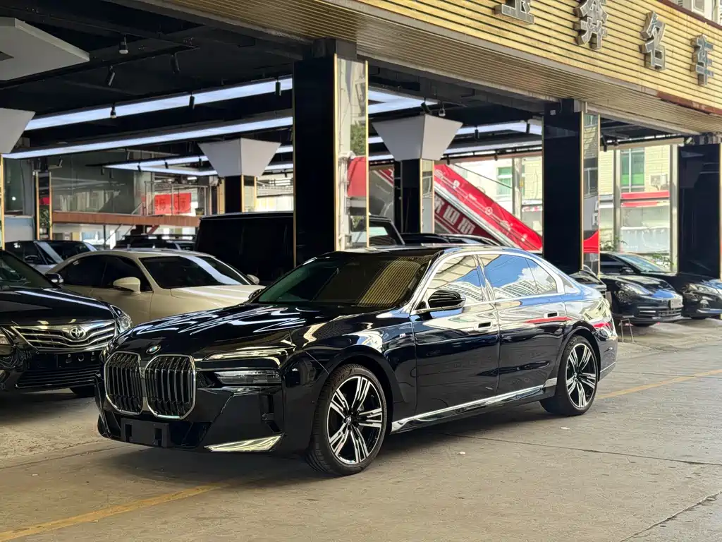 BMW 7 Series — фото 1