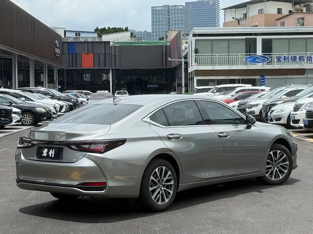 Lexus ES 2025