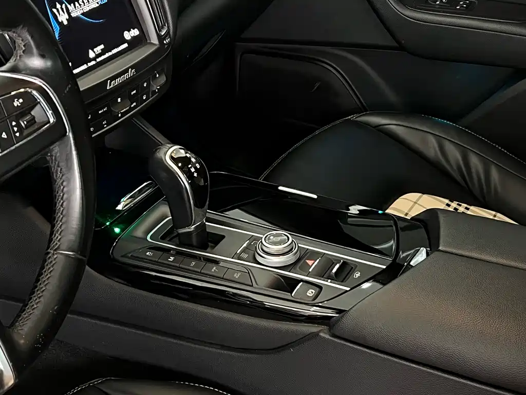 Maserati Levante 2018 — фото 14