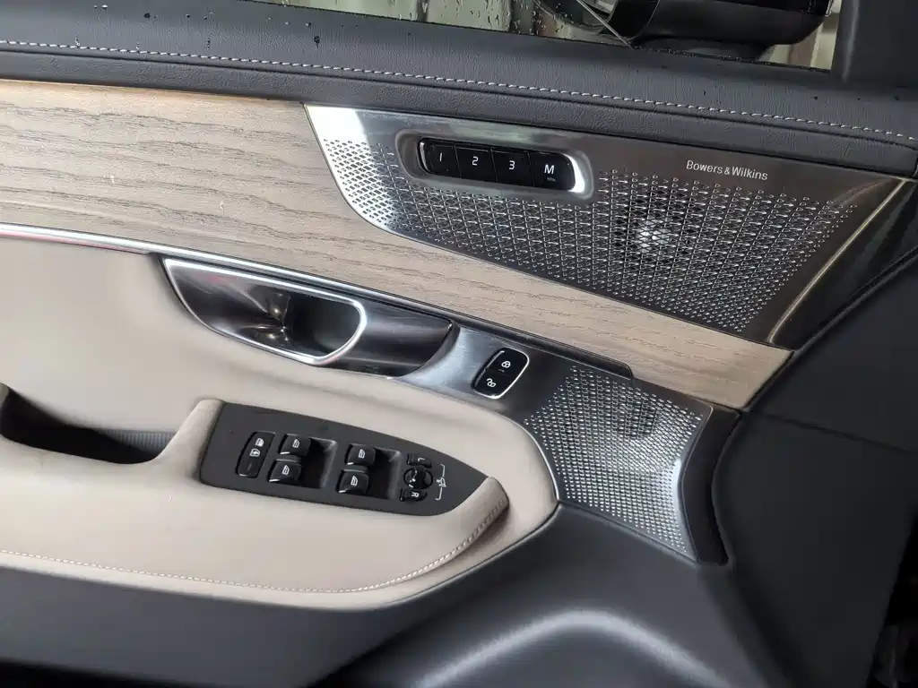 Volvo XC90 Plug-In Hybrid 2025 — фото 8