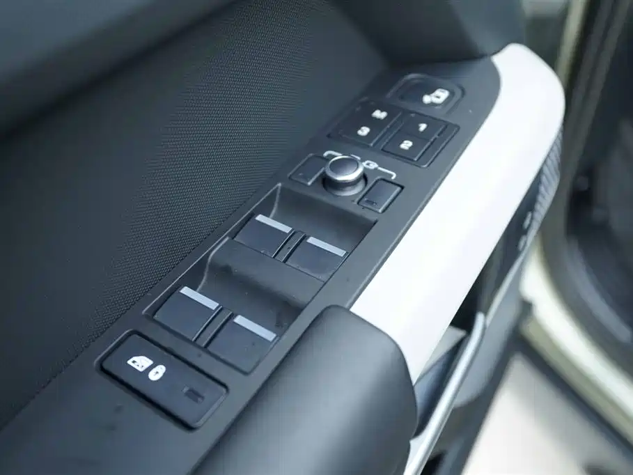 Land Rover Defender 2022 — фото 11