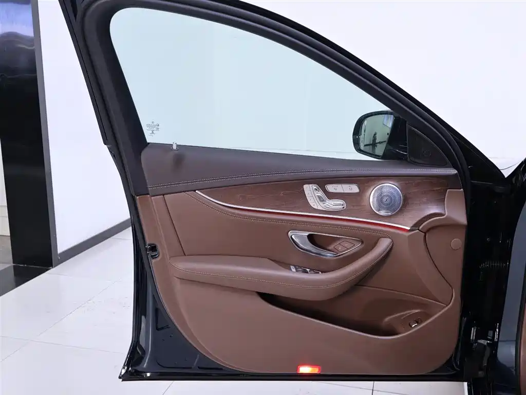 Mercedes-Benz E-Class 2021 — фото 18