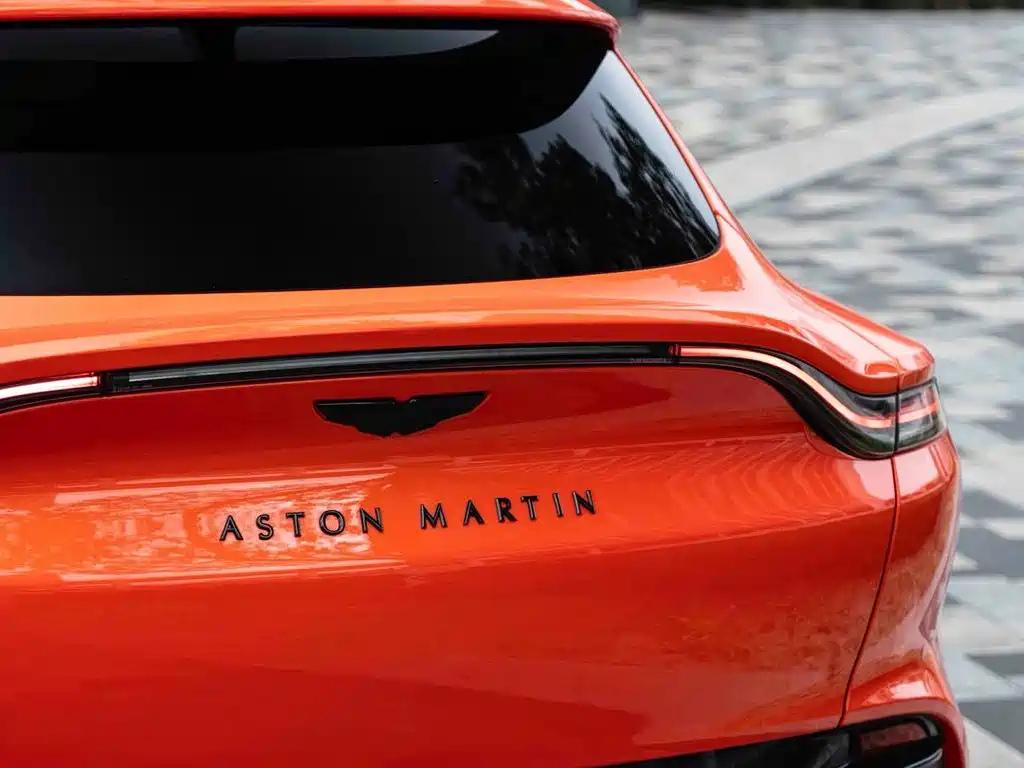 Aston Martin DBX 2022 — фото 2