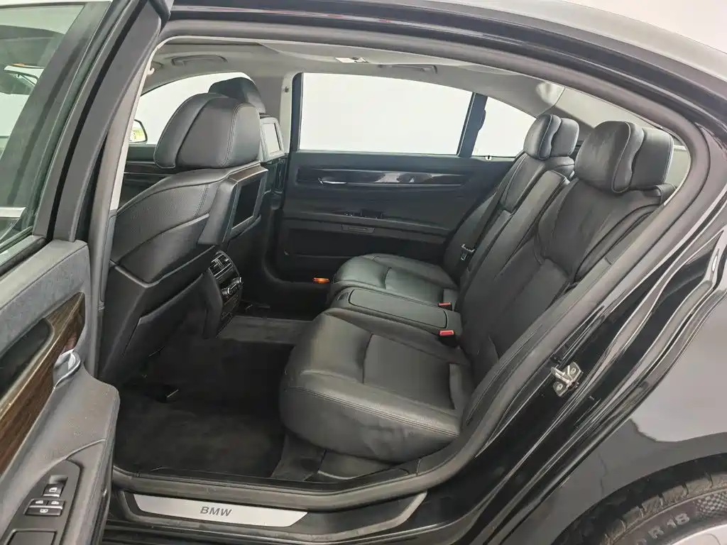 BMW 7 Series 2010 — фото 15