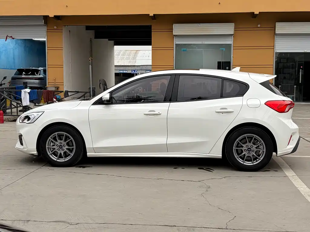 Ford Focus 2020 — фото 15