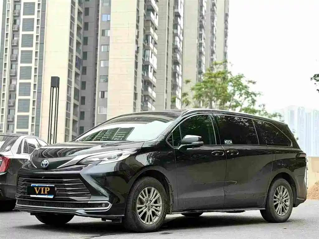 Toyota Sienna 2023 — фото 1