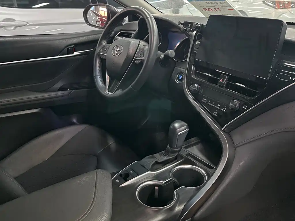 Toyota Camry 2022 — фото 13