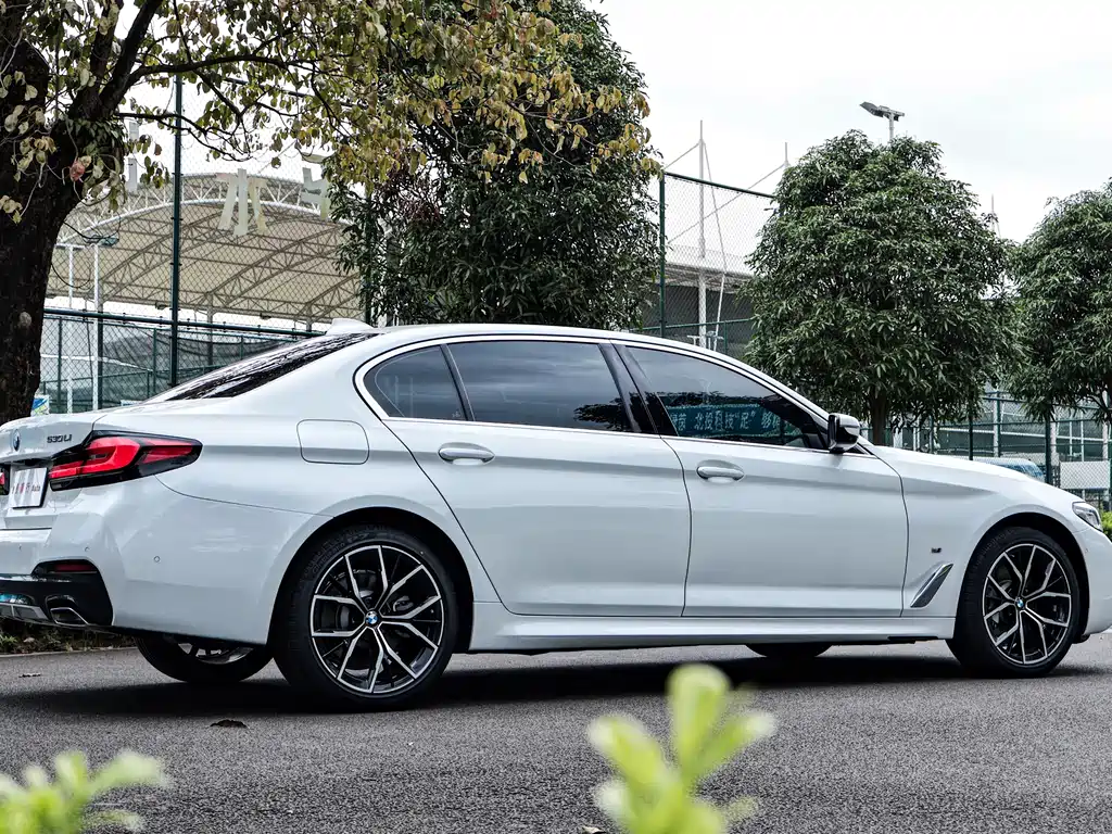 BMW 5 Series 2021 — фото 18