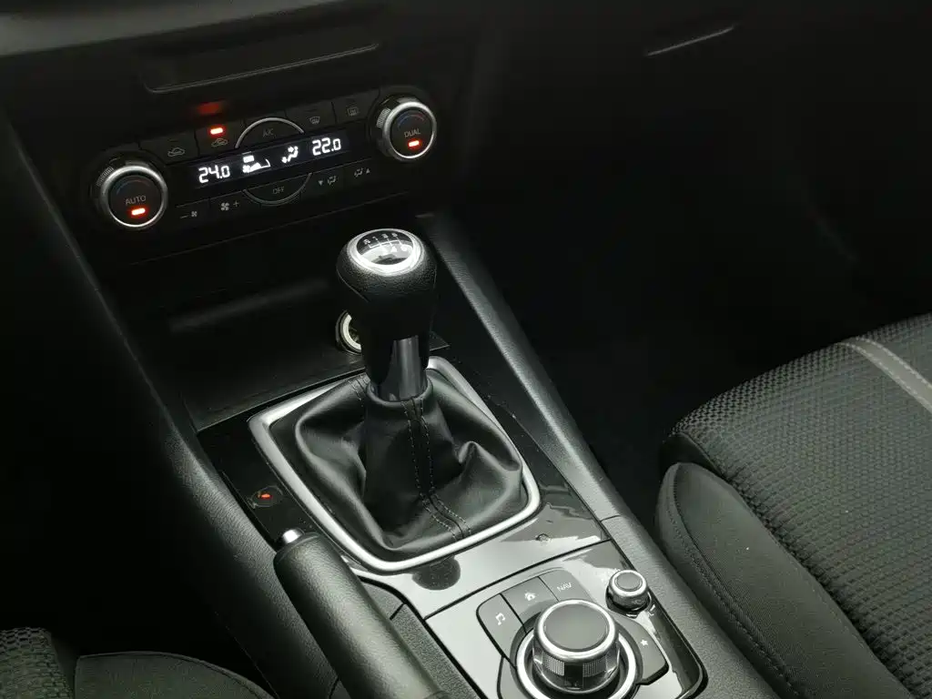 Mazda 3 Axela 2018 — фото 13