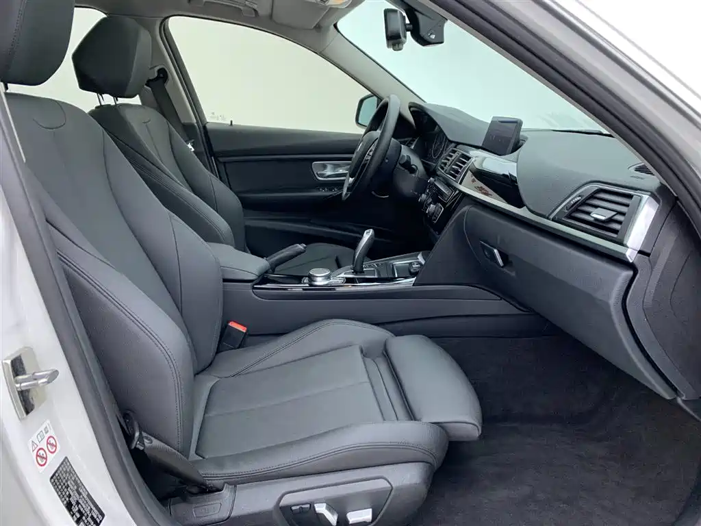 BMW 3 Series 2018 — фото 13
