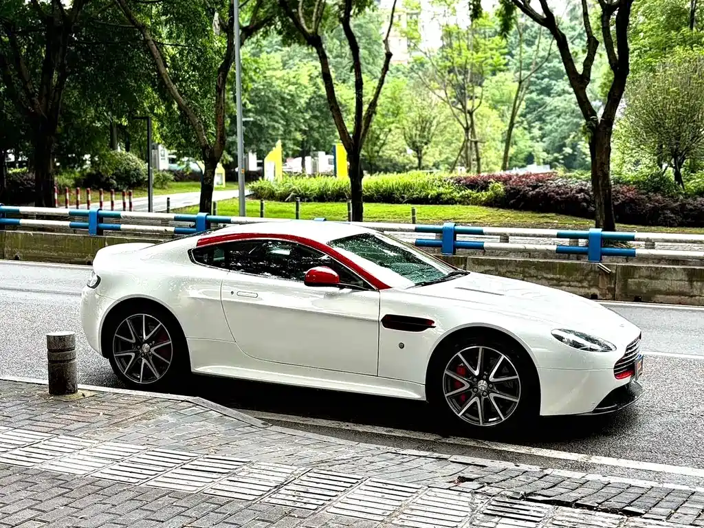 Aston Martin V8 Vantage 2013 — фото 4