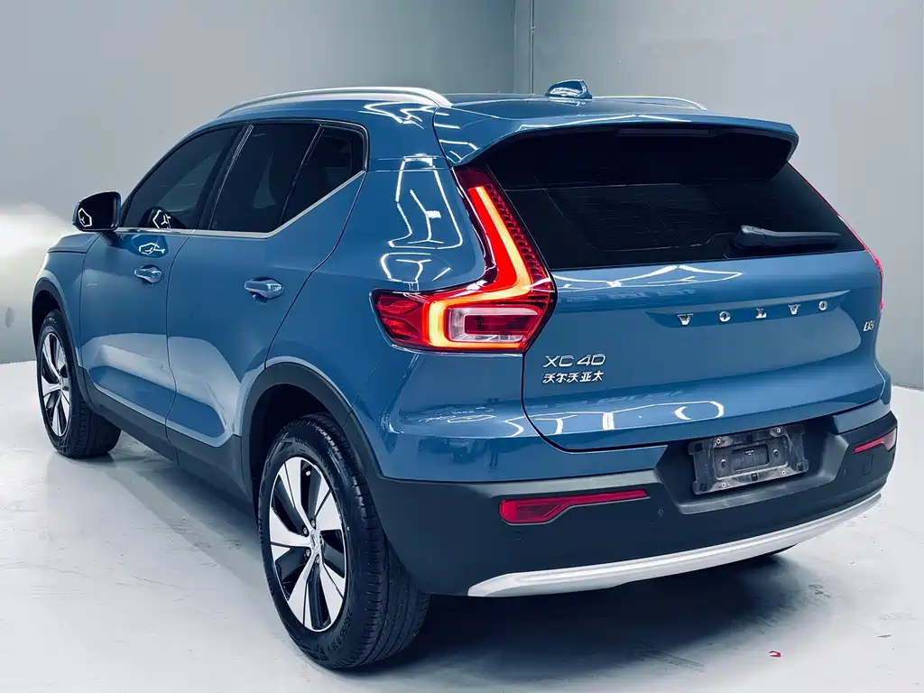 Volvo XC40 2023 — фото 3