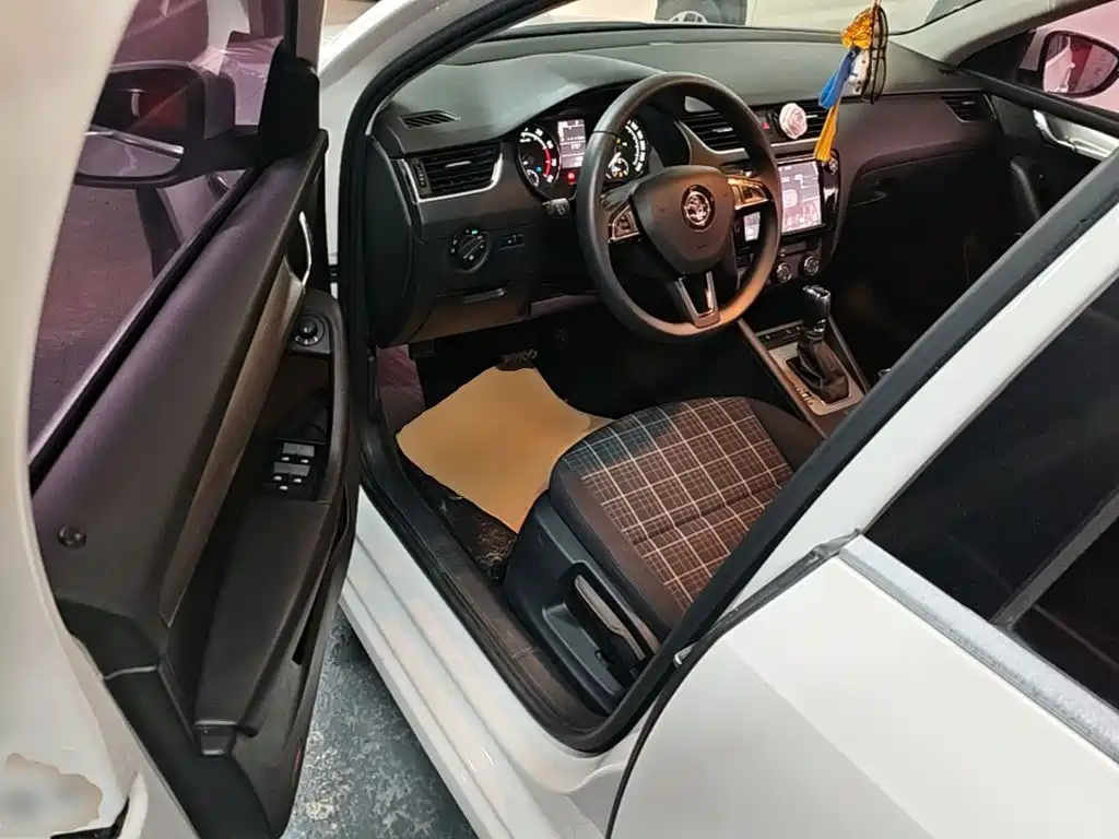 Skoda Octavia 2019 — фото 16