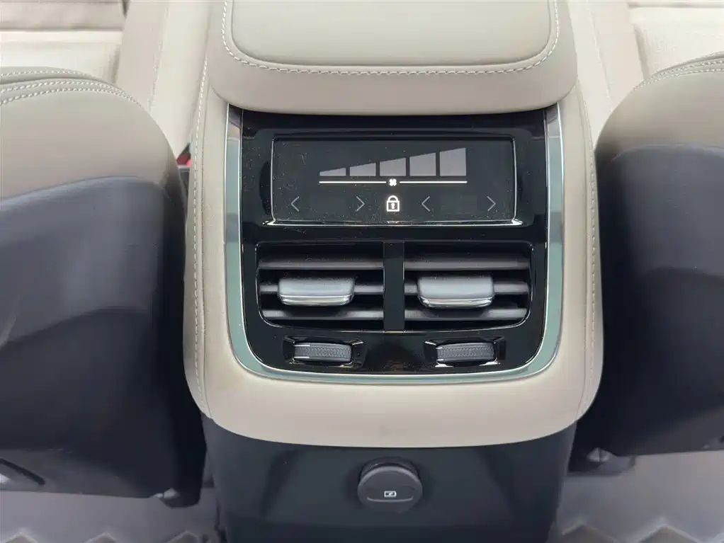 Volvo XC90 PHEV 2025 — фото 11