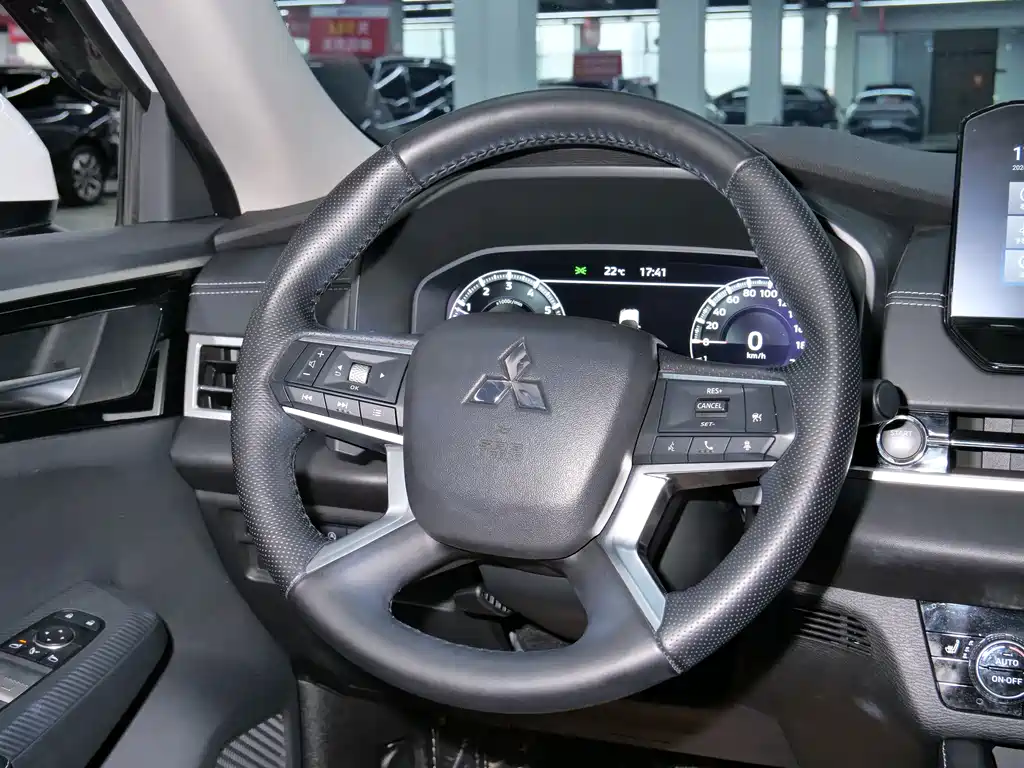 Mitsubishi Outlander 2023 — фото 16