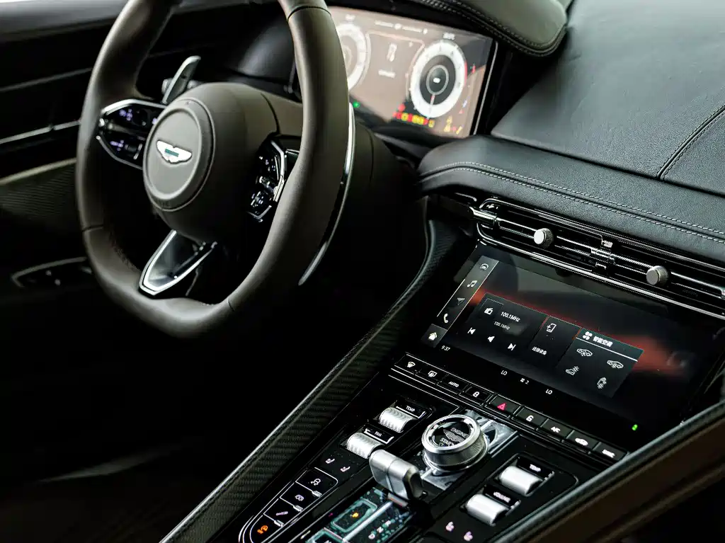 Aston Martin DB12 — фото 11