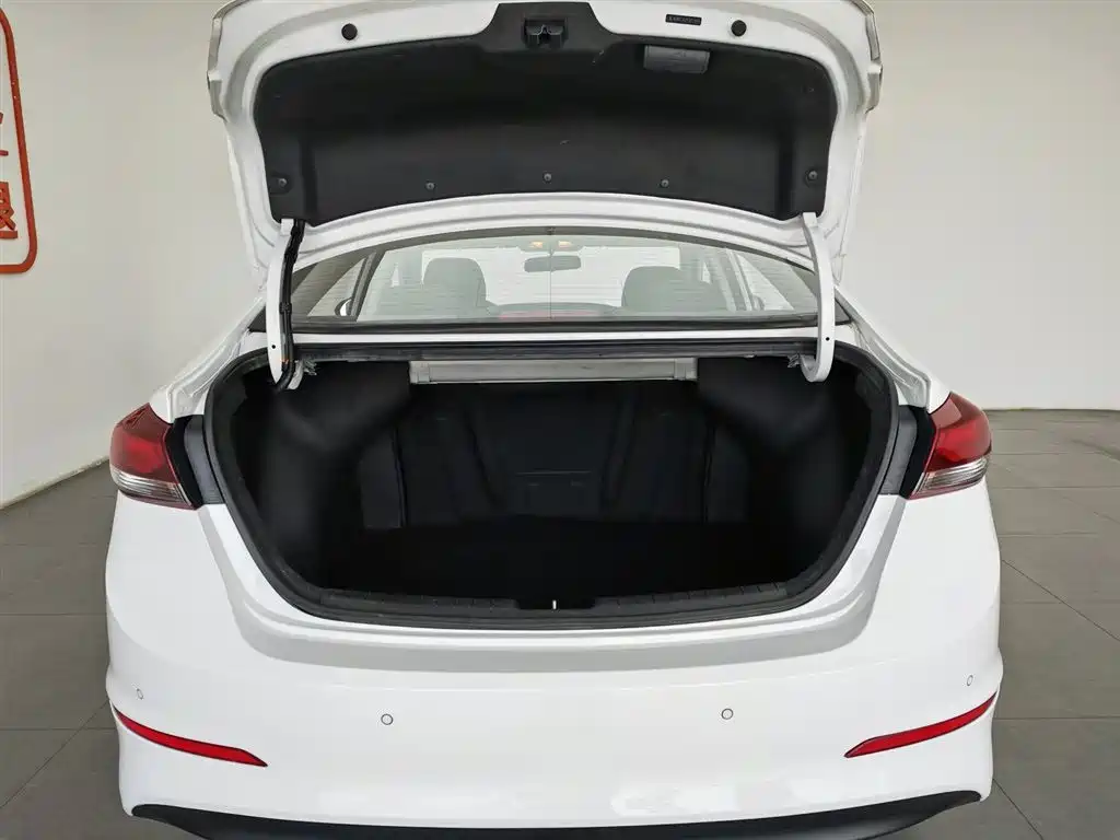 Hyundai Elantra 2018 — фото 16