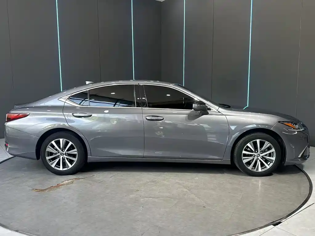 Lexus ES 2021