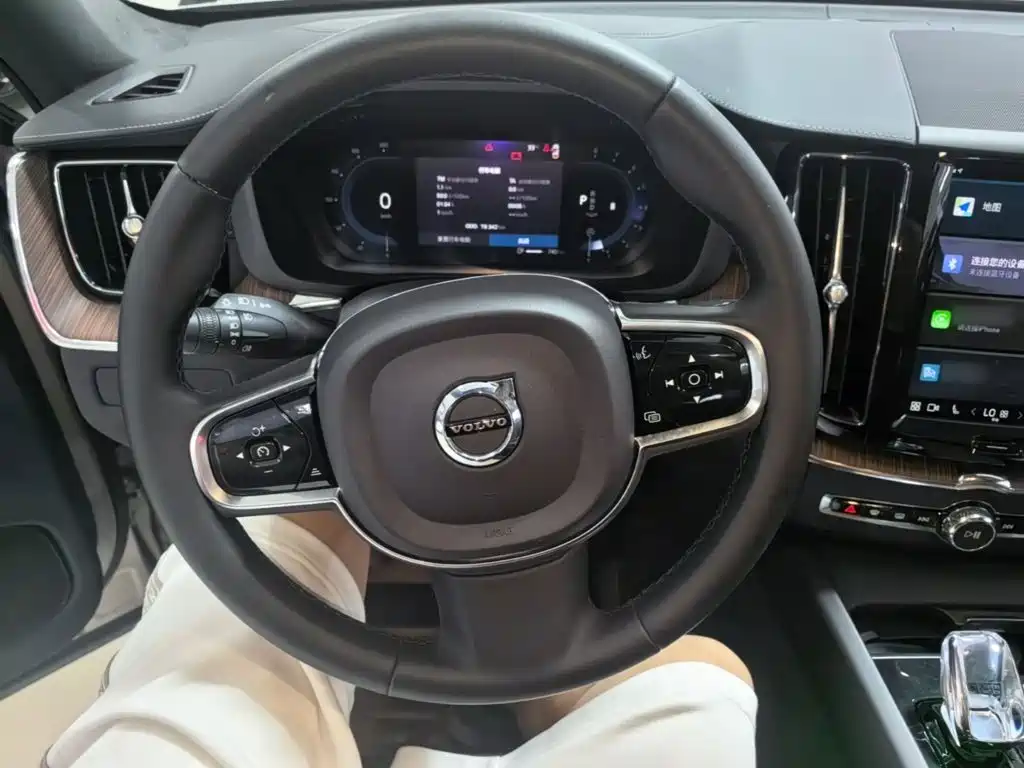 Volvo XC60 2023 — фото 11