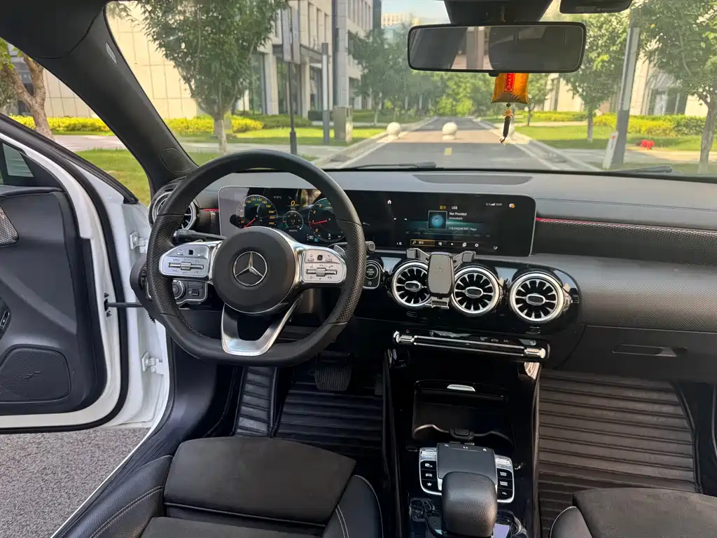 Mercedes-Benz A-Class 2019 — фото 13