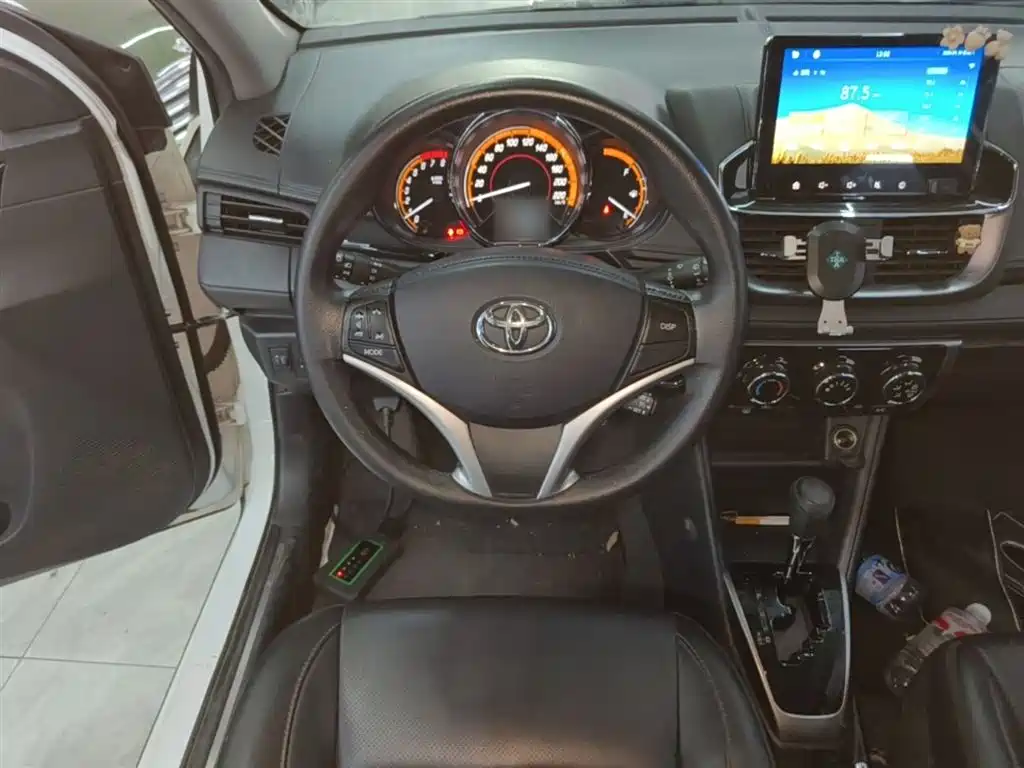 Toyota Yaris L 2023 — фото 11