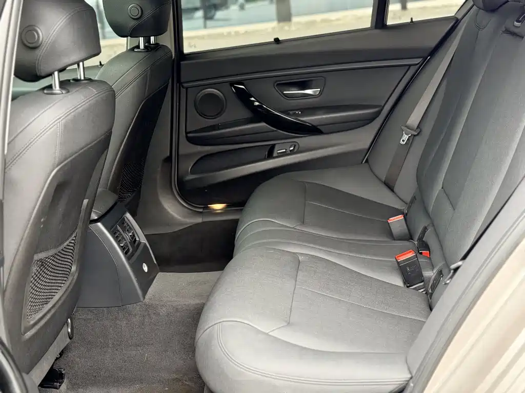 BMW 3 Series 2018 — фото 23