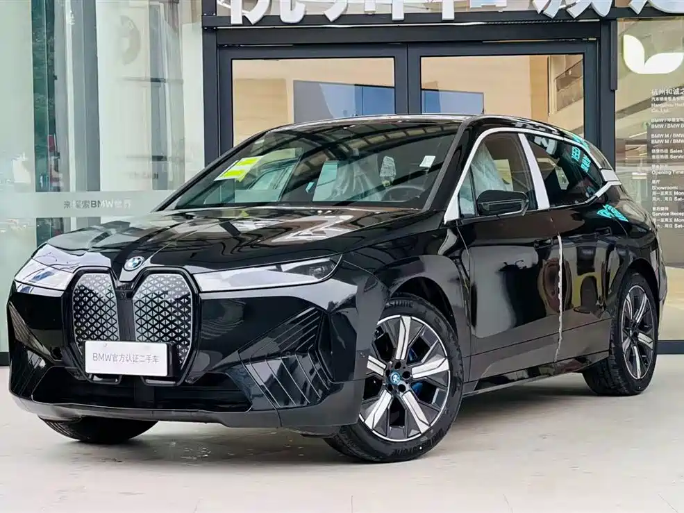 BMW iX — фото 1