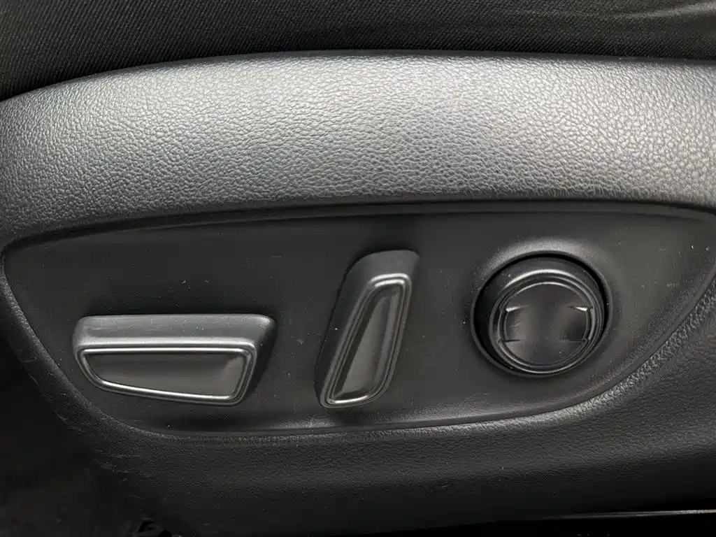 Toyota RAV4 2023 — фото 24