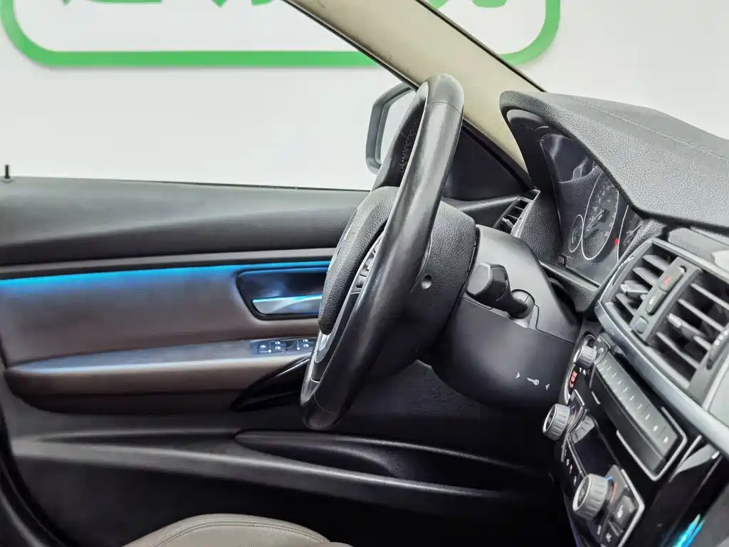 BMW 3 Series 2018 — фото 22